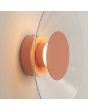 zijaanzicht perzik roze ronde wandlamp van 28 cm in diameter met brede plexiglas rand en geïntegreerde LED voor licht langs de muur 