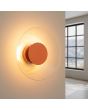 brandende okerrood ronde wandlamp van 28 cm in diameter met brede plexiglas rand en geïntegreerde LED voor licht langs de muur 