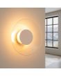brandende taupe kleurige ronde wandlamp van 28 cm in diameter met brede plexiglas rand en geïntegreerde LED voor licht langs de muur 