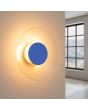 brandende ultramarijn blauw ronde wandlamp van 28 cm in diameter met brede plexiglas rand en geïntegreerde LED voor licht langs de muur 