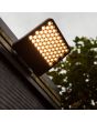 Sfeerfoto van Lutec Atlantis antraciet grijze schijnwerper van 22,4 cm diep en 20,1 cm breed met honingraat structuur voor de LED unit