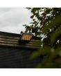 Sfeerfoto van Lutec Atlantis antraciet grijze schijnwerper van 22,4 cm diep en 20,1 cm breed met honingraat structuur voor de LED unit