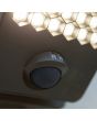 Detailfoto van de stelschroeven van de sensor van de Lutec Atlantis antraciet grijze schijnwerper van 22,2 cm diep met honingraat structuur voor de LED unit en bewegingsmelder