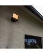 Sfeerfoto van Lutec Atlantis antraciet grijze schijnwerper van 22,4 cm diep en 20,1 cm breed met honingraat structuur voor de LED unit met bewegingsmelder