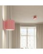 sfeerfoto van roze geribbelde metalen wandlamp met een diameter van 10 cm en een G9 fitting in een woonkamer