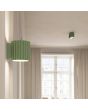 sfeerfoto van een saliegroen geribbelde metalen wandlamp met een diameter van 10 cm en een G9 fitting in een woonkamer