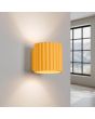 brandende geel geribbelde metalen wandlamp met een diameter van 10 cm en een G9 fitting
