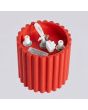 bevestiging van de rood geribbelde metalen plafondlamp met een diameter van 10 cm