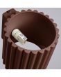 binnenzijde met G9 fitting van de bruin geribbelde metalen wandlamp met een diameter van 10 cm en een G9 fitting