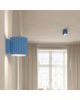 sfeerfoto van de lichtblauw geribbelde metalen wandlamp met een diameter van 10 cm en een G9 fitting in een woonkamer