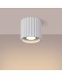 Brandende Sollux Aura wit geribbeld cilindervormige plafondlamp van 10 cm in diameter met een GU10 lampje erin