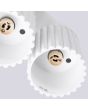 Detailfoto van de binnenzijde van de Sollux Aura witte plafondlamp van 21 cm breed met twee geribbeld cilindervormige kappen naast elkaar met elk een GU10 lamp