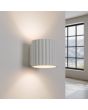 Brandende Sollux Aura wit geribbeld cilindervormige wandlamp van 10 cm in hoogte met een G9 lampje erin