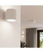 Sfeerfoto van Sollux Aura wit geribbeld cilindervormige wandlamp van 10 cm in hoogte met een G9 lampje erin voor een plafondlamp uit dezelfde serie