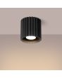 Brandende Sollux Aura zwart geribbeld cilindervormige plafondlamp van 10 cm in diameter met een GU10 lampje erin