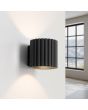 Brandende Sollux Aura zwart geribbeld cilindervormige wandlamp van 10 cm in hoogte met een G9 lampje erin