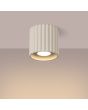 Brandende Sollux Aura beige geribbeld cilindervormige plafondlamp van 10 cm in diameter met een GU10 lampje erin