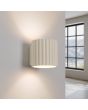 Brandende Sollux Aura beige geribbeld cilindervormige wandlamp van 10 cm in hoogte met een G9 lampje erin
