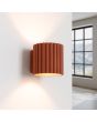 Brandende Sollux Aura oker rood geribbeld cilindervormige wandlamp van 10 cm in hoogte met een G9 lampje erin