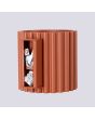 Bevestiging van de Sollux Aura oker rood geribbeld cilindervormige wandlamp van 10 cm in hoogte met een G9 lampje erin