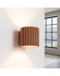 Brandende Sollux Aura mokka bruin geribbeld cilindervormige wandlamp van 10 cm in hoogte met een G9 lampje erin