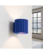 Brandende Sollux Aura marine blauw geribbeld cilindervormige wandlamp van 10 cm in hoogte met een G9 lampje erin
