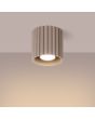Brandende Sollux Aura taupe kleurig geribbeld cilindervormige plafondlamp van 10 cm in diameter met een GU10 lampje erin