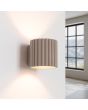 Brandende Sollux Aura taupe kleurig geribbeld cilindervormige wandlamp van 10 cm in hoogte met een G9 lampje erin