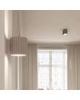 Sfeerfoto van Sollux Aura taupe kleurig geribbeld cilindervormige wandlamp van 10 cm in hoogte met een G9 lampje erin voor een plafondlamp uit dezelfde serie