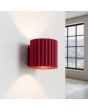 Brandende Sollux Aura burgundy geribbeld cilindervormige wandlamp van 10 cm in hoogte met een G9 lampje erin