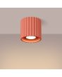 Brandende Sollux perzik kleurig geribbeld cilindervormige plafondlamp van 10 cm in diameter met een GU10 lampje erin