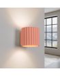 Brandende Sollux Aura perzikkleurig geribbeld cilindervormige wandlamp van 10 cm in hoogte met een G9 lampje erin