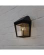 Sfeerfoto met onderaanzicht van Lutec Avony zwarte wandlamp voor buiten van 20,5 cm hoog met zonnepaneel bovenop en E27 peertje