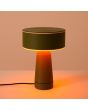 brandende olijfgroene kunststof tafellamp van 28 cm hoog met een omhoog draaiend deel van de kap voor verschillende lichtscenes
