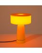 brandende gele kunststof tafellamp van 28 cm hoog met een omhoog draaiend deel van de kap voor verschillende lichtscenes