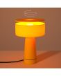 gele kunststof tafellamp van 28 cm hoog met een omhoog draaiend deel van de kap voor verschillende lichtscenes met omhoog gedraaide kap