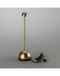 Konstsmide Bandol messing kleurige oplaadbare tafellamp voor buiten van 27 cm hoog met een heel klein metalen kapje op een dockingstation