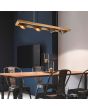 Trio Bell 301900467 sfeerfoto van antiek stalen hanglamp met houten frame voor vier antiek stalen spots met goudkleurige binnenzijde boven een industriele eettafel met vier antiek stalen stoelen