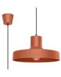 Closeup van Sollux Bilo oker rode metalen hanglamp met een ronde kap van 35 cm en 18 cm hoogte