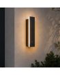 zwarte rechthoekige wandlamp voor buiten met een hoogte van 30 cm en geïntegreerde LED rondom naast een voordeur