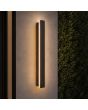 zwarte rechthoekige wandlamp voor buiten met een hoogte van 60 cm en geïntegreerde LED rondom naast een voordeur