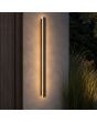 zwarte rechthoekige wandlamp voor buiten met een hoogte van 90 cm en geïntegreerde LED rondom naast een voordeur