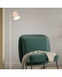 Reality Blake R42111166 sfeerfoto van de zandkleurige oplaadbare vloerlamp met metalen spot als kap en touchdimmer op de paal naast een groene stoel