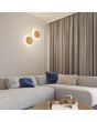 Sfeerfoto van twee eikenhout ronde wandlampen Borgen van 30 cm in diameter voor indirect licht langs de muur boven een beige hoekbank