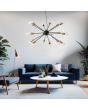 Brilliant Dree 99909/78 sfeerfoto van grote zwarte hanglamp met 18 armen met elk een messingkleurige fittinghouder en een E27 peertje in een moderne woonkamer