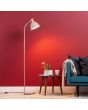 Brilliant Erena 94556/04 sfeerfoto van roze vloerlamp van metaal met hout aan de achterzijde van het kapje in kleurrijke kamer, brandend