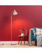 Brilliant Erena 94556/20 sfeerfoto van taupe kleurige vloerlamp van metaal met hout aan de achterzijde van het kapje in kleurrijke woonkamer, brandend