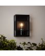 Brilliant Getta 96409/06 sfeerfoto van zwarte rechthoekige wandlamp met drie transparante ruitjes en zwart gaas in het midden van de ruitjes