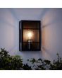 Brilliant Getta 96409/06 sfeergoto van zwarte rechthoekige wandlamp met drie transparante ruitjes en zwart gaas in het midden van de ruitjes met lichtbeeld op de muur