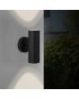 Brilliant Jandy 90966A06 sfeerfoto van mat zwarte cilindervormige buiten wandlamp met spot naar boven en beneden met lichtbeeld